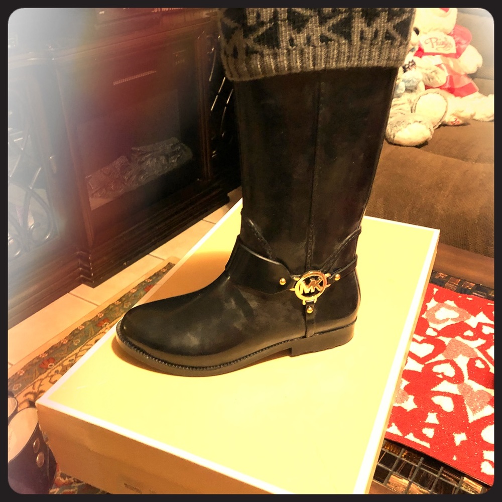 MK rain snow boots new size 9